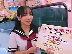 一般男女モニタリングAV×マジックミラー便コラボ企画 彼氏の目の前で路上NTR！女子○校生が初めての「お口だけでコンドーム装着」に挑戦！ノーハンドでデカチンを咥えたうぶなオマ○コは恥じらいながらもびしょ濡れ！彼氏の目の前で寝取って最後はゴムを外して生中出し！ タイトル画像