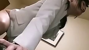 クレーム対応で自宅に来たOLに利尿剤入りのお茶を飲ませて長い説教とお仕置きセクハラに我慢できず失禁イキ タイトル画像